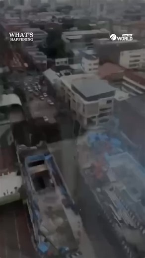 A huge sinkhole collapsed the surface of Bangkok’s Samsen Road, in front of Vajira Hospital this morning. Patients have been evacuated, traffic has been stopped and water, from a broken main pipe, is filling the crater. Officials warn that the collapse is still spreading. #ThaiPBSWorld #ThailandNews #Thailand #ถนนสามเสน #ถนนทรุด | Thai PBS World