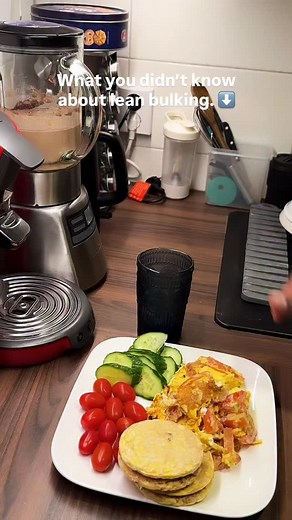 This is my guide line to lean bulking. Eat in a controlled but surplus, smart training, and tight recovery so the weight you gain is mostly lean tissue. Aim for 200–300 calories/day above maintenance. This slow approach keeps fat gain low while giving enough fuel for muscle. Macros. Protein: 0.8–1 g per lb of bodyweight (1.6–2.2 g/kg) Fat: 20–30% of calories Carbs: Fill the rest — carbs fuel harder training (very important in a bulk) Easy method: If your weight goes up 0.25–0.5% of bodyweight pe