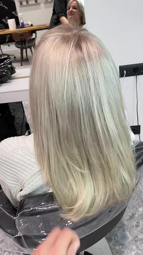 Voi ce notă dați acestei lucrări? @Alessia Vă așteptăm și pe instragram: @mella.românia #hair #blonde #blondehair #haircorection #salon #mella #alessianeagu #craiova #hairtransformation #beauty #par #salonlife #hairstilyst #hairtips