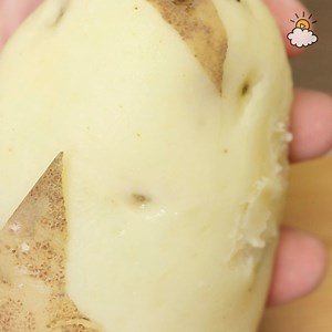 590K views · 788 shares | This easy hack makes peeling a potato easy, and it reduces waste! | LittleThings | Facebook