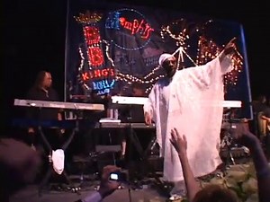 Isaac Hayes performs "Theme from Shaft"