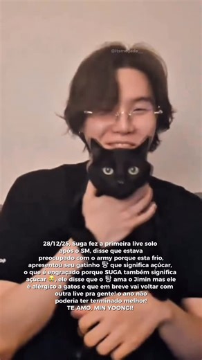 Jade Geraldelli on Instagram: "🚨28/12/2015 PRIMEIRA LIVE DE MIN YOONGI APÓS A DISPENSA MILITAR!🚨 Que live especial! Ele nos apresentou o novo membro da família 탕 (Tang), seu mais novo gatinho!! (meu coração não aguentou com 2 gatinhos que se “chamam” açúcar 😂😂) Ver ele bem, saudável, feliz e pertinho da gente aquece o coração DEMAIS! Ele prometeu na sua última live antes do SM que nos veríamos em 2025 e como sempre cumpriu sua palavra! TE AMO MIN YOONGI! 💜 . #minyoongi #sugabts #bts #btsarm