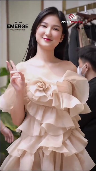 Không giới hạn bản thân! Lần này Nàng Mơ thử sức với phong cách quyến rũ lẫn tiểu thư tại buổi fitting cho show Emerge của NTK Đỗ Long #dolongfashionshow2025 #EmergeFashionShow2025 #dolongxmultimedia #MultiTV #DoLong