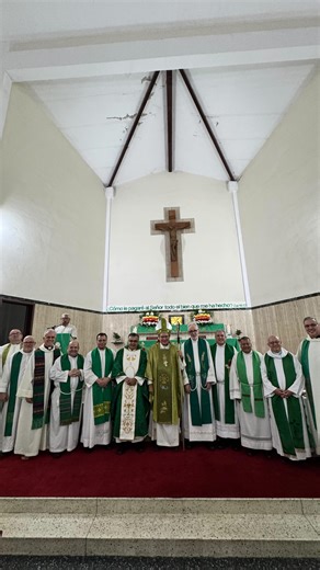 Arquidiócesis de Caracas on Instagram: "Este domingo el padre Alberto Márquez tomó posesión como párroco de la comunidad Nuestra Señora de La Consolación, en Santa Mónica, en una misa presidida por monseñor Raúl Biord. El padre manifestó su alegría por la nueva responsabilidad pastoral que Dios le confía a través de la Iglesia y se comprometió a trabajar incansablemente por llevar la misión del Evangelio de Jesús a todas las personas de esta parroquia. El nuevo párroco, emocionado, dió las grac