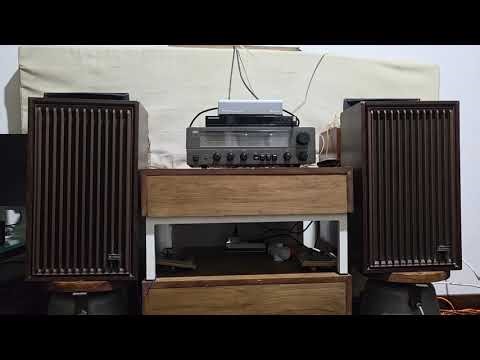 Vintage Receiver NAD 7020 in FM Radio mode