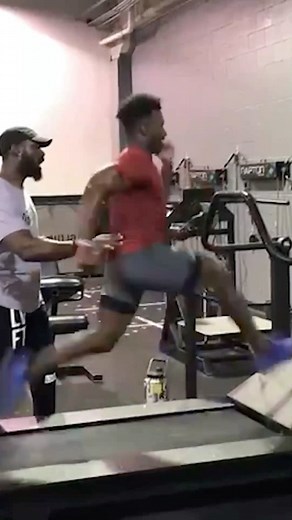 433 on Instagram: "What pace rating would this guy get in FIFA 22⁉️ 🏃‍♂️🌪 @zone10_zac"