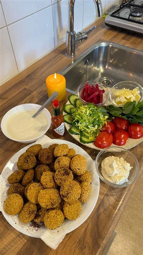 Mohammad Najiba on Instagram‎: "⁨ Marry me فلافل سورية 🇸🇾على طريقتي: نص كيلو حمص ناشف نقع بماء بارد قبل بيوم…. ….. بالامكان طحن الحمص على ماكينه الكبه ع الخشونه الوسط مره ونص او بخلاط متل اللي موجود بالفيديو …. نصيف كاسه ماء آثناء الطحن اذا بالخلاط ومنضيف ربع كاسه ماء وقت خلط البهارات.. اذا بماكينه الكبه بتقدروا تضيفو كاسه وربع اخر شي انتوا بتقدروا بتقدوا تتحكموا بقوام العجينه مشان هيك ضيفو ماء شوي شوي… …. البهارات لل نص كيلو: ملعقه طعام ملح نص ملعقه كزبره ناشفه ربع ملعقه كمون راس ثوم ربع ملعق