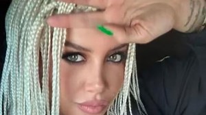 Con la remera de Neymar, Wanda Nara dejó el adelantó de su nueva canción y sorprendió a todos con su portugués