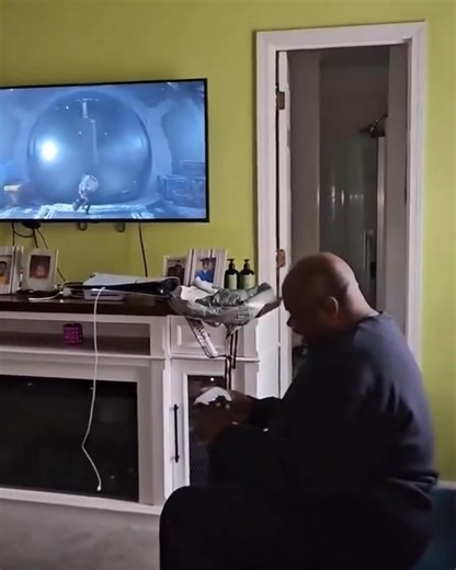 JUGÓ PLAY STATION TRAS 27 AÑOS 😱🎮 Un hombre que recientemente fue liberado de prisión, tras pasar 27 años en la cárcel, jugó #PlayStation 5 por primera vez y su reacción conmovió a las redes sociales. La última consola que pudo disfrutar fue el #PS1, que salió hace 30 años. | Level Up