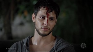 Edison faz a enfermeira de refém e tenta escapar do esconderijo onde foi preso. Ele consegue ligar para Dagoberto, mas acaba flagrado e levado de volta ao local • Acesse PlayPlus.com para rever os capítulos da Novela Topíssima na íntegra | RECORD