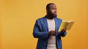 hombre leyendo libro en voz alta, narrando historia para audiencia. persona disfrutando literatura novedoso, recitando desde páginas, entretenido público, aislado terminado estudio fondo, cámara si