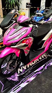 **Modifikasi Honda Vario pink–silver velg hitam ring 17 ala Vietnam Contest Style** itu vibes-nya **bersih, detail rapi, dan keliatan mahal**. Ini konsep yang pas biar kelihatan “kontes banget” 👌 --- ### 🎨 **Konsep Warna** * **Body utama:** Pink soft / pink candy * **Aksen:** Silver metalik (list body, CVT, cover kecil) * **Velg:** Hitam doff / hitam glossy * **Tema:** Clean – tipis – presisi khas **Vietnam style** --- ### 🛠️ **Detail Modifikasi** **Kaki-kaki** * Velg **ring 17 hitam** (jari-