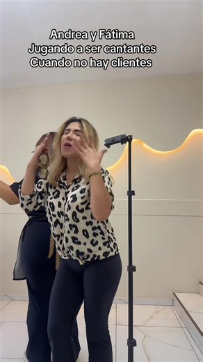 Andrea y Fátima: Cantando en el Salón de Belleza