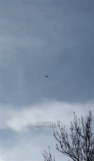 🇫🇷🇺🇦 French-supplied Mirage 2000-5F fighter jet operated by the Ukrainian Air Force performing maneuvers at low altitude during a training flight. | In Ukraine
