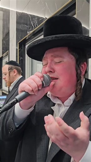 𝙔𝙤𝙨𝙨𝙞 𝙇𝙖𝙪𝙗𝙚𝙧 on Instagram: "When you sing from the heart, it’s impossible to hide the feelings. This moment… was real. 🎶 #SingerLife #JewishWedding #EmotionalMoment #ViralReel #RealEmotion #MusicSpeaks #SoulfulPerformance #LiveMusic #Heartfelt #TearsOfJoy #Simcha #JewishSinger #WeddingSinger #MusicWithSoul #Neshama #FeelTheMusic"