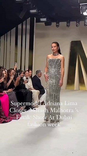 1.9K views · 27 reactions | #modeling #models #model #runway #supermodels #supermodel #fashionshow #fashion #moda #highfashion #catwalk #supermodels #horsewalk #fashion | Deborah Manti | Facebook