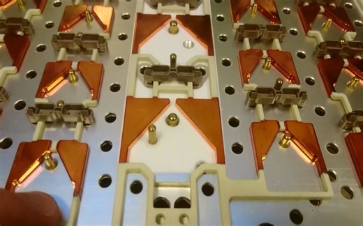 诺基亚西门子通信Flexi 3x90W FXEB 1800MHz基站 功率放大器 天线拆解 (Youtube中英机翻字幕原视频在P7后面介意勿看！请绕道谢谢！)