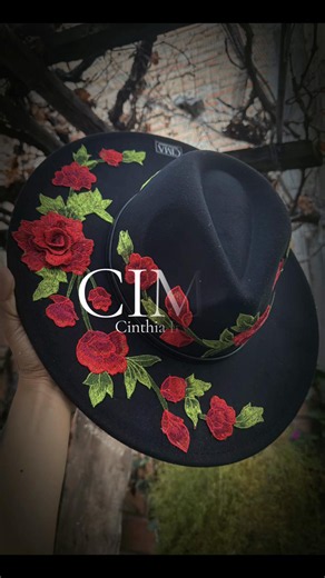 Sombrero negro bordado con rosas rojas - Elegancia y estilo