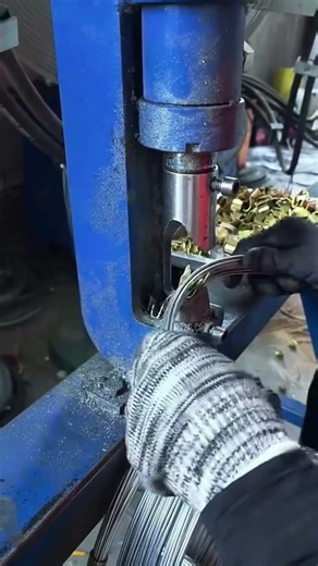 Iron binding machine for wire coils with fast and uniform tying