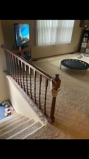 From 80’s oak to white washed oak 🌳 #chappelsteenproperties #designedbychappelsteen #beforeandafter #oak #whitewashed #whitewashedoak #railing #entryway #entrywaydecor #chappelsteenphotography #splitlevel #splitlevelhouse #entrywaydecor