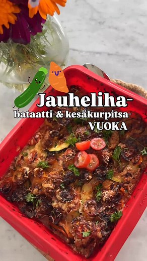 Herkullinen arkiruokaresepti hakusessa? Testaa tämä jauheliha-bataatti-& kesäkurpitsavuoka. Tähän uunivuokaan uppoaa huomaamatta reippaasti kasviksia tämä on niin hyvää!! reseptiä varten tarvitset 400g vähärasvaista naudan jauhelihaa 400g tomaattimurskaa 300g kreikkalaista jogurttia Mausteita: suolaa, pippuria, paahdettua paprikaa & sipulijauhetta 500g bataattia (leikkaa mahdollisimman ohuiksi siivuiksi) 150-200g kesäkurpitsaa 150-200g kirsikkatomaattia 1-1,5 dl juustoraastetta Paista jauheliha 