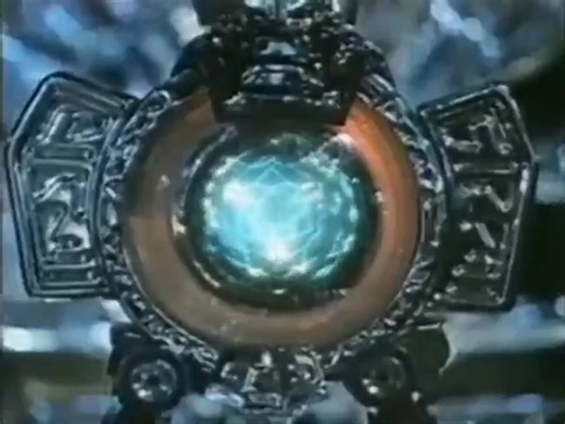 🚀🛰️ Flight of the Navigator (1986) is peak 80s sci-fi adventure — a mix of wonder, humor, and just the right amount of mystery. When 12-year-old David Freeman disappears in 1978 and reappears eight years later without aging a day, scientists are baffled — until they discover a sleek alien ship controlled by a wisecracking AI named MAX (voiced by Paul Reubens). Together, they embark on a journey through time and space that’s as heartwarming as it is cosmic. Directed by Randal Kleiser and featur