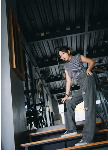 Ide Pose Foto Estetik di Tangga