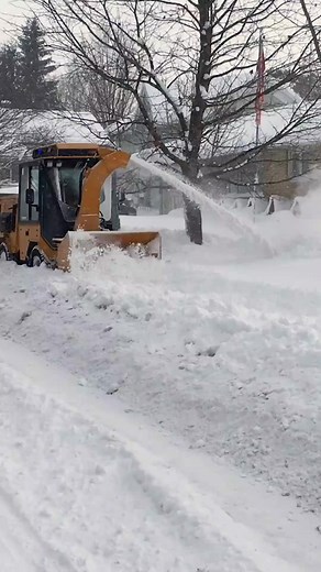When sidewalks disappear under deep snow, the Trackless Twin Auger Snowblower gets to work. This two-stage blower cuts through drifts over 5 feet deep and maneuvers easily around tight areas thanks to the MT7’s articulated steering. 👉 https://tracklessvehicles.com/products/snowblowers/ #TracklessMT7 #TwinAuger #SnowRemoval #SnowOps #WinterMaintenance #onstorm | Trackless Vehicles
