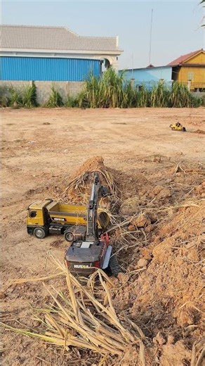 RC Construction Site Overview: Huina 1580 Excavator and 1573 Dump Truck Workflow