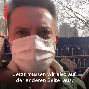 🇨🇳 Nach außen hin betont China die positive Trendwende in der Coronakrise. Doch das Regime bleibt streng: Um rauszugehen, müssen viele Menschen direkt vor ihrer Haustür durch scharfe Sicherheitskontrollen, so auch unser Korrespondent in Peking. ▶ http://arte.app.link/Journal-einer-Pandemie | ARTE Info