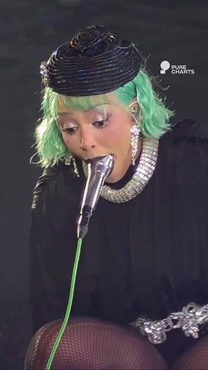 Purecharts on Instagram: "🎤🔥 Doja Cat enflamme Séoul ! @dojacat Scène bouillante à Séoul hier soir : Doja Cat a transformé la ville en véritable fête avec un show explosif — voix, danse et énergie sans filtre ! Du public en délire, des moments iconiques et une performance qui restera gravée. 💥 Good vibes, attitude et étoiles plein les yeux ⭐ 📸 Retour en images sur ce concert de folie. 👉 #PureShort #Purecharts #Bestimage #DojaCat #Seoul #LiveShow #ConcertVi