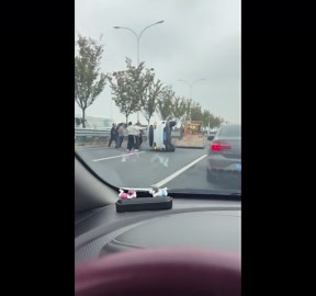 China: Residents Team Up to Right Overturned Car in Hefei