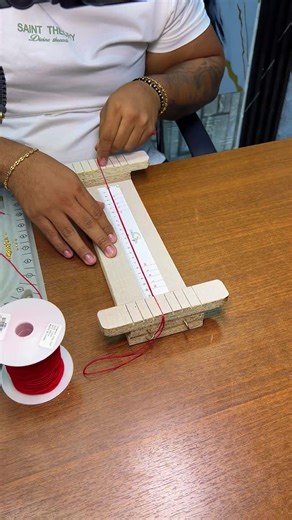 😅 La pulsera que salió por error… y quedó mejor No todo sale como uno lo planea. A veces el error ajusta, cierra y mejora el diseño. Este tejido no iba a ser así… pero terminó más fino, más cerrado y más bonito. Así también se aprende en joyería: probando, equivocándose y mirando el resultado con calma. 💾 Guárdalo si te inspira experimentar 🧵 Tejer también es crear #NeoprenoBisutería #ErrorQueSuma #TejidoCreativo #PulserasHechasAMano #ProcesoReal