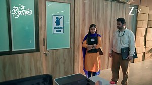 Apne factory workers ke saath ho rahi naainsaafi ko dekhkar Arya ne lagaayi uspar rok! Dekhiye #TummSeTummTak har roz, raat 8:30 baje, sirf #ZeeTV par. #Anu #Arya #TSTTEpisodic #AapkaApnaZeeTV #SharadKelkar #NiharikaChouksey | ZEE TV