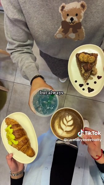 En el episodio de hoy tenemos: 🥤🫐Raspberry refresher con perlas explosivas de mora azul ☕️ Mocaccino 🍰🍫 Cheese cake de chocolate con kinder bueno 🥐💚 Croissant de pistacho #plan #amigos #date #sweet #salty