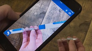 推出了人人都能做 AR 的 ZapWorks 平台后，Zappar 还做了 AR 版的 Cardboard