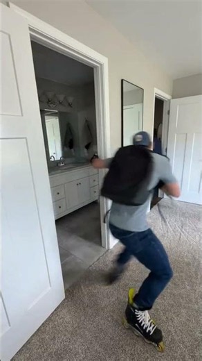 This guy wanted to dodge the cameraman... but the cameraman did not give up 😱