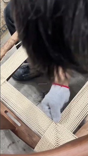 the process of attaching rope to make a chair with a tight knot