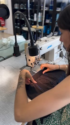 Dans notre atelier à Marseille, le savoir-faire se transmet de génération en génération. Nos stylistes et modélistes travaillent chaque coupe et textile avec passion pour vous offrir qualité et confort. 👉 Collection HOM Sports Lab La coupe de ce boxer de sport est ultra-ergonomique, pensée pour un grand confort et une tenue parfaite en toute situation de sport intensif. ____ In our Marseille workshop, expertise is passed down through generations. Our designers and pattern makers craft every cut