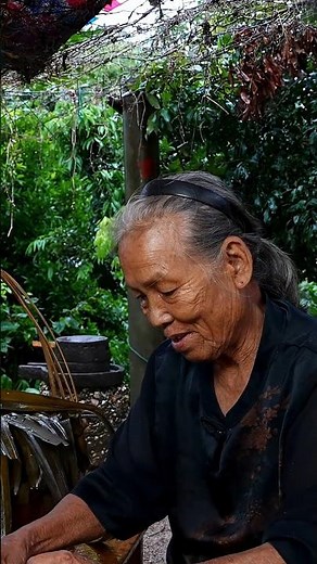 A detailed tutorial on how grandma makes over 100 giant rice dumplings. #food #cooking #delicious