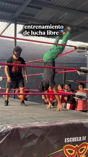 Carlos Monteon on Instagram: "El entrenamiento de la lucha libre Mexicana tiene una intensidad similar a la de una sesión de entrenamiento de lucha tradicional. Comparten muchos elementos, como un calentamiento dinámico con acrobacias que van desde lo básico hasta lo avanzado. Si eres de los que dicen que la lucha libre es falsa, te reto a que la pruebes tú mismo."