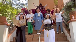 #Protesta #Performance #Colima | La reforma constitucional al Poder Judicial de la Federación, busca que las y los ministros, magistrados y jueces sean elegidos por voto popular y en Colima, este ejercicio costaría más de 100 millones de pesos, de acuerdo a sus estimaciones. Trabajadores del Poder Judicial en Colima realizaron este performance para tratar de explicar, las consecuencias de concretarse una reforma constitucional al Poder Judicial. | VIVO Noticias Colima | Facebook