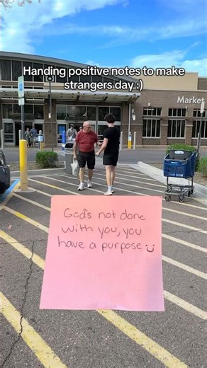 Handing out positive notes to strangers :) #youtubeshorts #christianity #Jesus #positivity