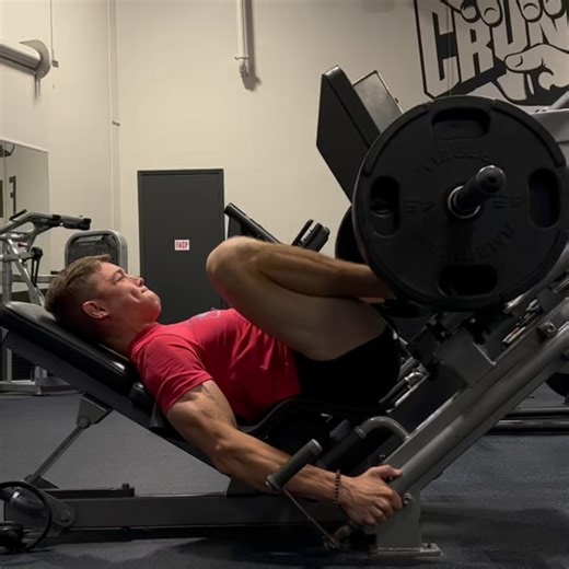 Jorge Brites | Fitness Coach on Instagram: "First session of the new block Leg Press: 8, 6 Sissy Squat: 13, 11 Walking Lunge: 10, 8 Seated Leg Curl (myorep match): 13, 11/2 Machine Lateral Raise: 16, 15, 14 Single-Leg Calf Raise: 12, 11 I mentioned in my stories. I originally planned a full active rest phase (~2 weeks off training). That’s usually best practice between mesos to clear fatigue and set up higher-quality training. But… here’s why I jumped back in instead: A) I feel good after a coup