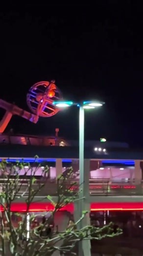 i got my timing SPOT ON and got to see tinker bell FLY from the peoplemover last night! 🧚🏻🎇 this