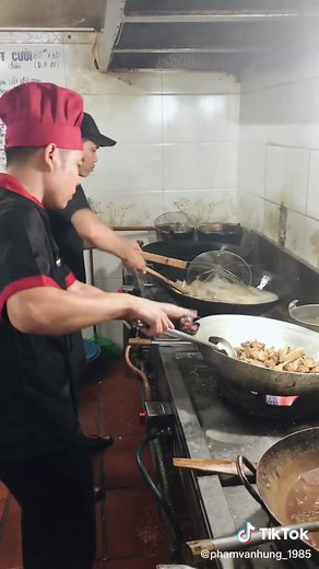 Hôm nay vận quần áo đồng phục để vào bếp nấu ăn phục vụ các chị em ngày lễ 20-10#ancungtiktok #nâungoncungtiktok #