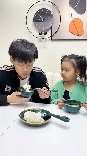 Funny Eating Moments: A Hilarious Table Encounter