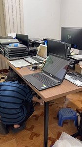 Unbox laptop cũ mới gửi đến, nếu lên nguồn thì xử lý luôn, không lên sẽ xếp lại chờ 2-3 chiếc cùng loại sẽ sửa. | Trần Trọng An