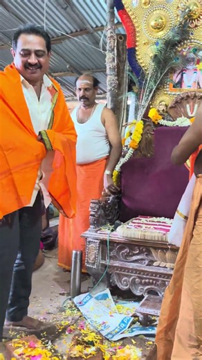 A scene of Puliyarai Karuppaswamy praising his devotees