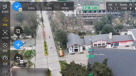 测距量面积，无人机激光测距一飞搞定。_Matrice 4T 配备激光测距模块，支持打点定位、绘线、绘面等操作，实现精准测量，在搜救等场景中尤为适用。（素材来源